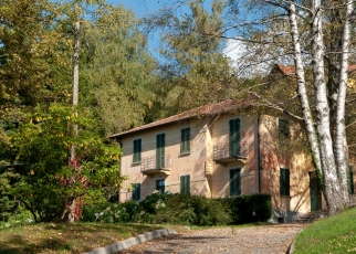 Eine der schönsten Villen in Agra hat oft nur ein Fenster offen. Wartet die Schlossherrin auf einen Prinzen?